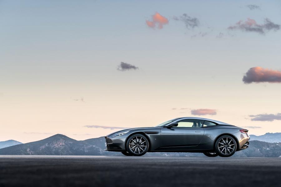  Aston Martin DB11 2016 года  (UK) (фото 5 из 33)